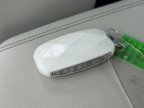 Used 2025 Genesis G70 2.5T image 33