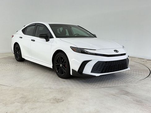 Used 2025 Toyota Camry SE FWD image 7