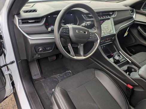 New 2025 Jeep Grand Cherokee L Altitude image 13