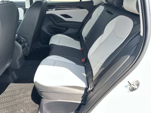 Used 2025 Volkswagen Tiguan SE AWD/4WD image 11