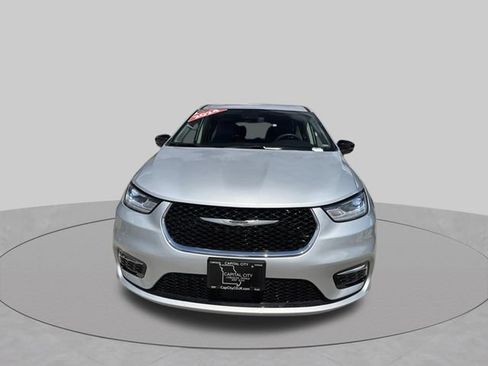 Used 2024 Chrysler Pacifica Touring-L FWD image 8