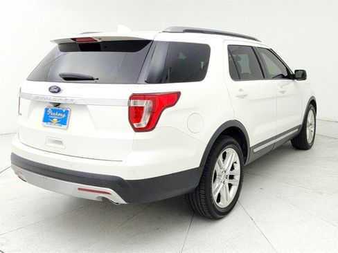 Used 2017 Ford Explorer XLT w/ Equipment Group 202A image 6