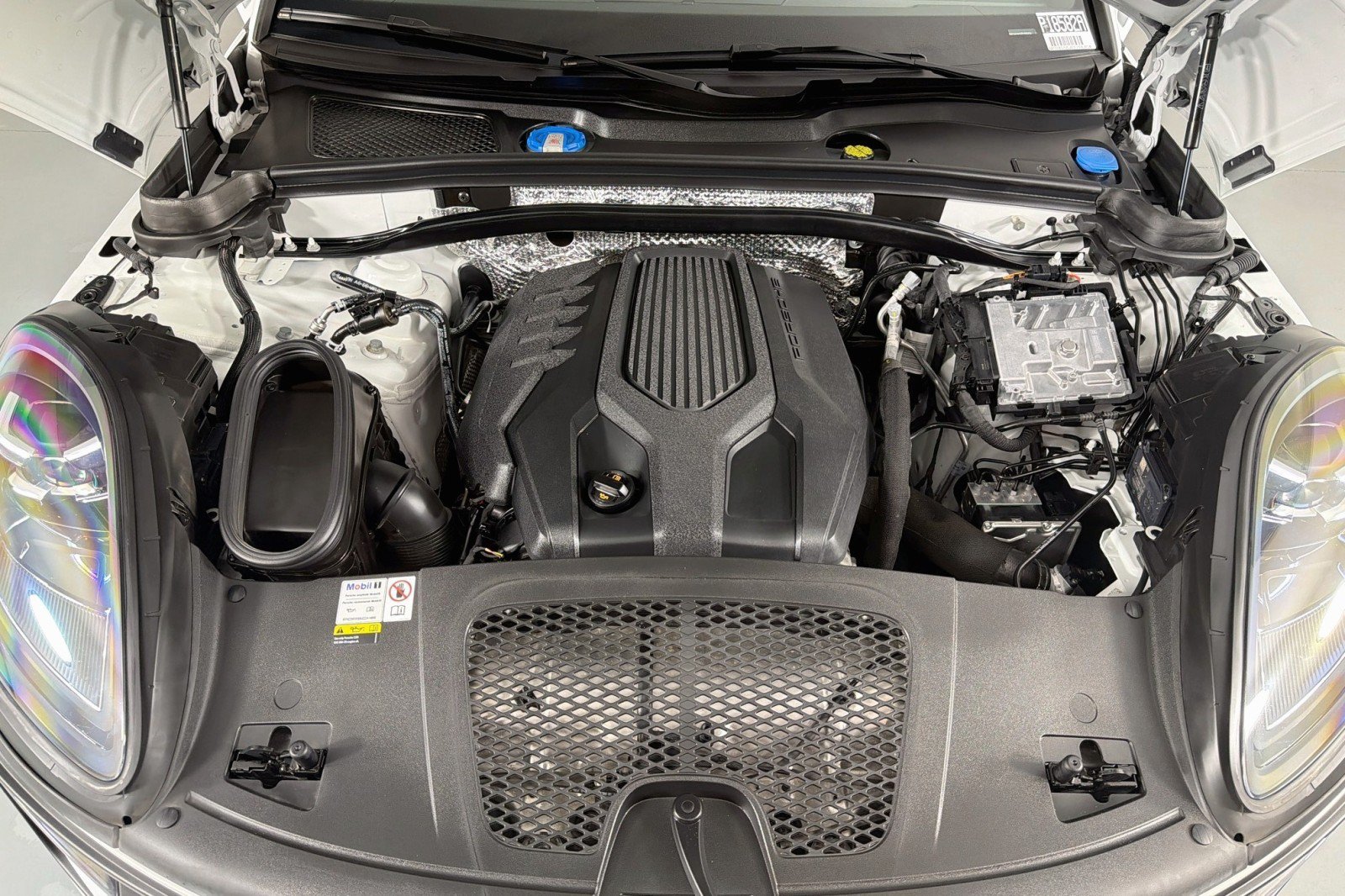 Used 2023 Porsche Macan AWD/4WD image 10