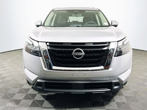 Used 2024 Nissan Pathfinder SV image 3