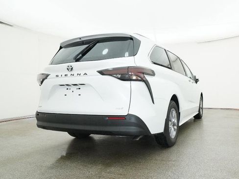 New 2026 Toyota Sienna XLE FWD image 2