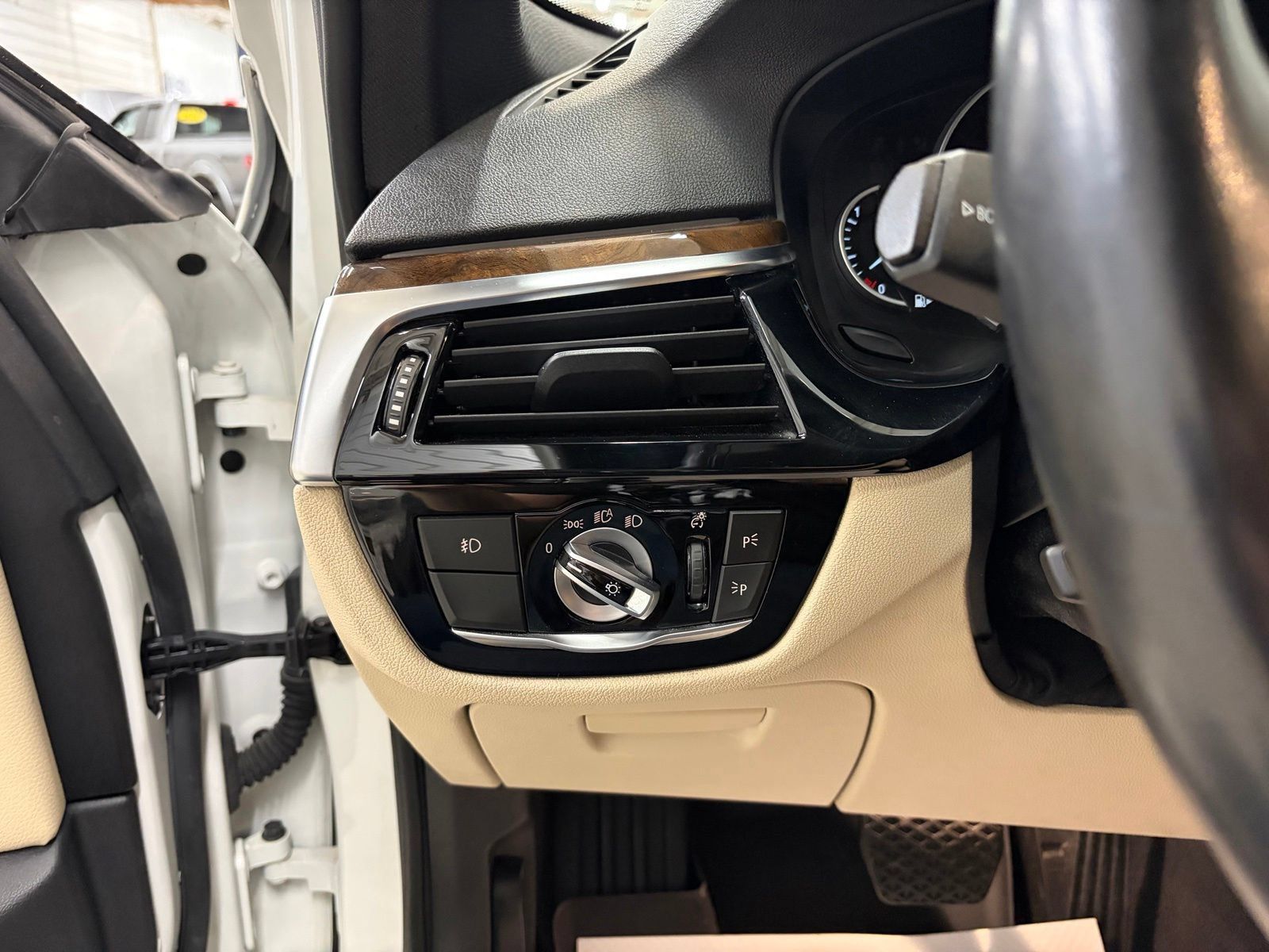 Used 2018 BMW 530i xDrive AWD/4WD image 16