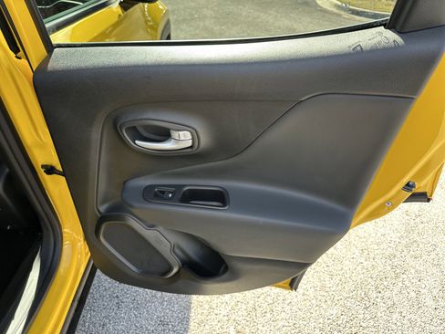 Used 2023 Jeep Renegade Trailhawk image 16