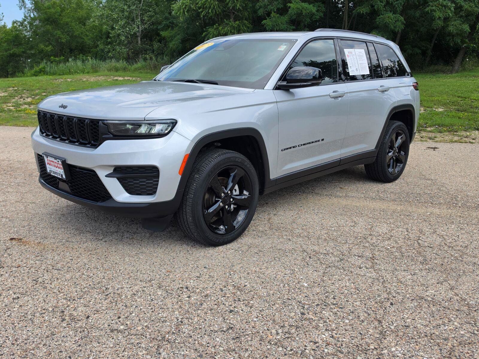 Used 2023 Jeep Grand Cherokee Altitude AWD/4WD image 3