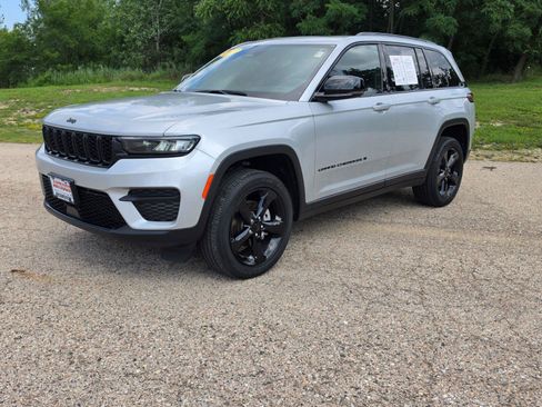 Used 2023 Jeep Grand Cherokee Altitude AWD/4WD image 3