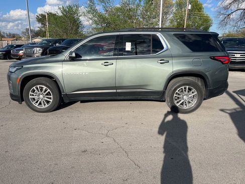 Used 2022 Chevrolet Traverse LT image 2