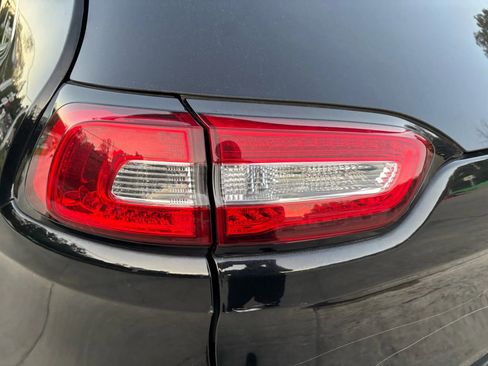 Used 2018 Jeep Cherokee Limited image 10