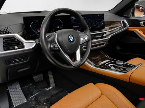 Used 2024 BMW X5 xDrive40i w/ Premium Package AWD/4WD image 3