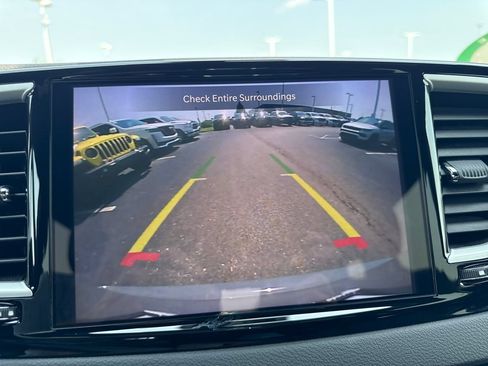 Used 2025 Chrysler Pacifica Select FWD image 21