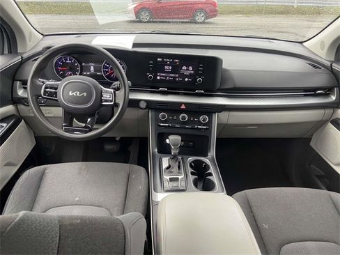 Used 2023 Kia Carnival LX image 8