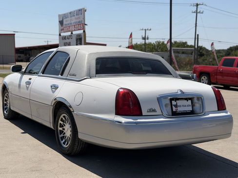 Used 2002 Lincoln Town Car Signature RWD image 8