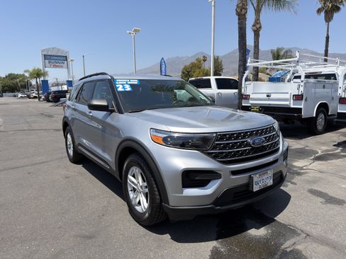 Used 2023 Ford Explorer XLT RWD image 2