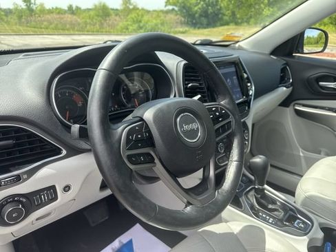 Used 2019 Jeep Cherokee Limited w/ Luxury Group FWD image 22