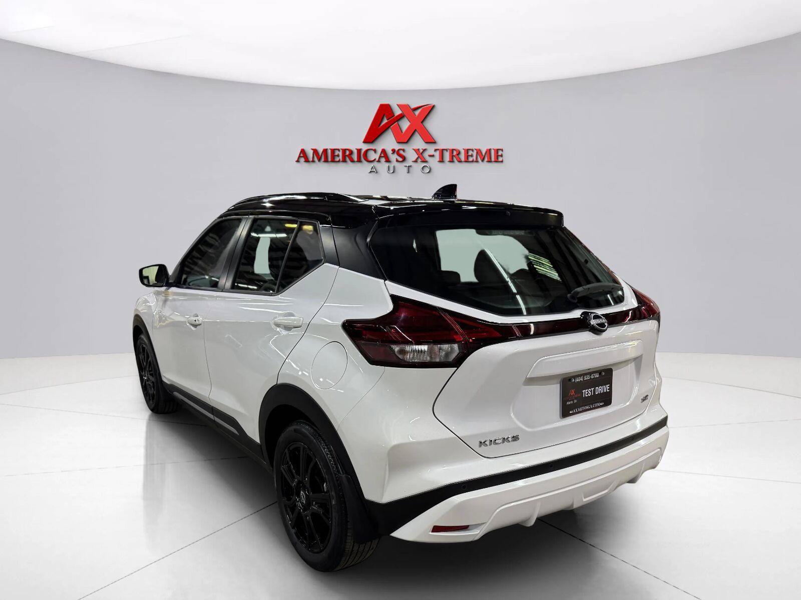 Used 2023 Nissan Kicks SR w/ SR Premium Package FWD image 6