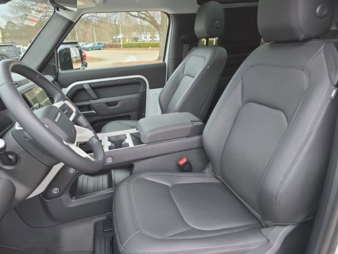 Used 2025 Land Rover Defender 90 S image 14