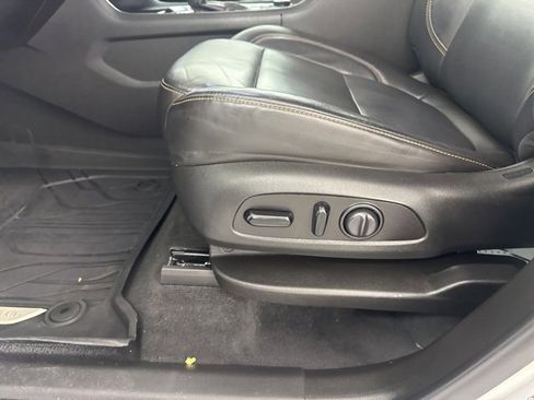 Used 2021 Chevrolet Traverse RS image 22