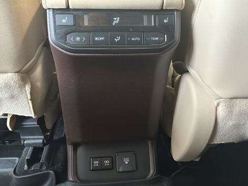 Used 2021 Toyota Highlander Platinum FWD image 26