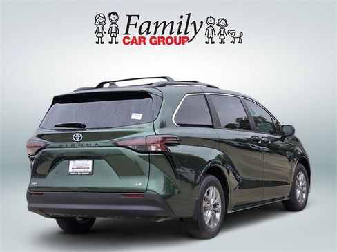 Used 2025 Toyota Sienna LE image 4