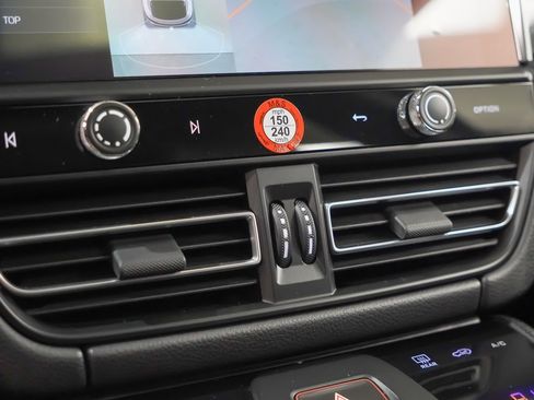 Used 2025 Porsche Macan image 32