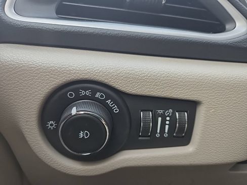 Used 2023 Chrysler Pacifica Touring-L FWD image 18