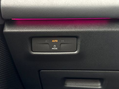 Used 2025 Volkswagen Tiguan SE FWD image 28