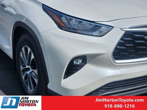 Used 2020 Toyota Highlander XLE AWD/4WD image 9