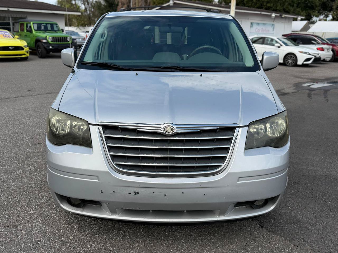 Used 2010 Chrysler Town & Country Touring FWD image 4