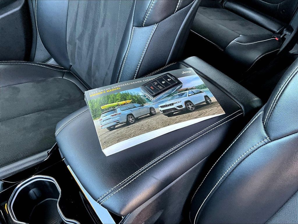 Used 2023 Jeep Grand Cherokee L Laredo AWD/4WD image 38