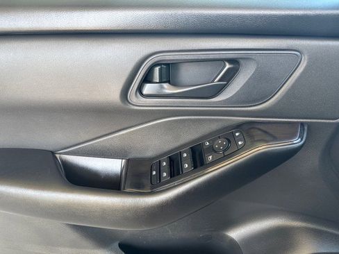 Used 2024 Nissan Rogue S AWD/4WD image 9