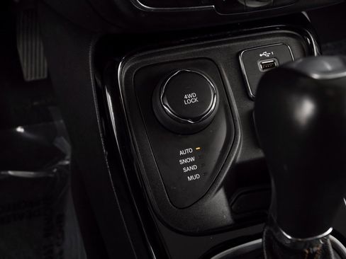 Used 2020 Jeep Compass Limited image 29