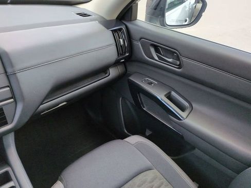 Used 2025 Nissan Pathfinder S FWD image 17