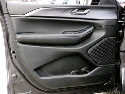 New 2025 Jeep Grand Cherokee L Laredo image 16