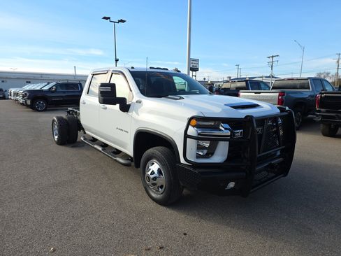 Used 2023 Chevrolet Silverado 3500 LT w/ Convenience Package image 2