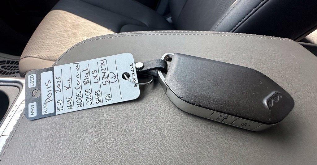 Used 2025 Kia Carnival FWD image 29