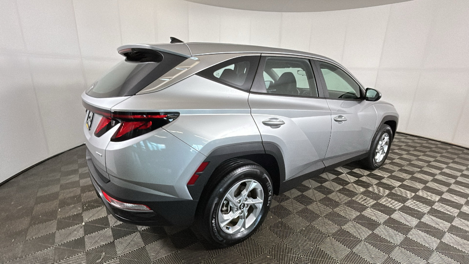 Used 2024 Hyundai Tucson SE AWD/4WD image 3