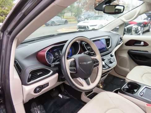 Used 2017 Chrysler Pacifica Limited image 15