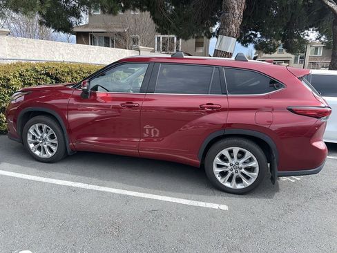 Certified 2022 Toyota Highlander Limited image 1