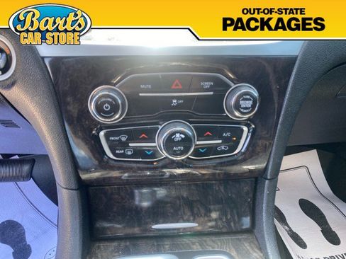 Used 2019 Chrysler 300 Limited AWD/4WD image 31