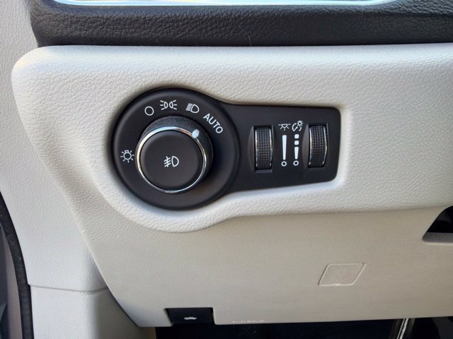 Used 2017 Chrysler Pacifica Limited w/ Advanced Safetytec Group FWD image 10