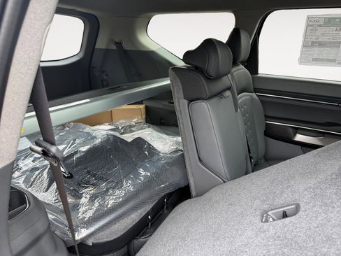 New 2026 Kia EV9 Wind image 18