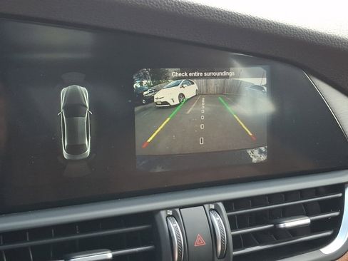 Used 2020 Alfa Romeo Giulia Ti w/ Active Blind Spot Package AWD/4WD image 18
