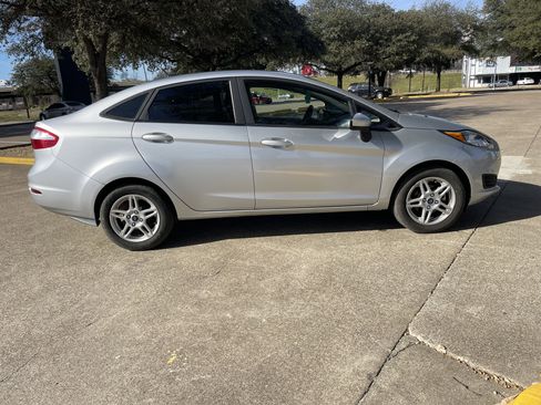 Used 2019 Ford Fiesta SE image 4