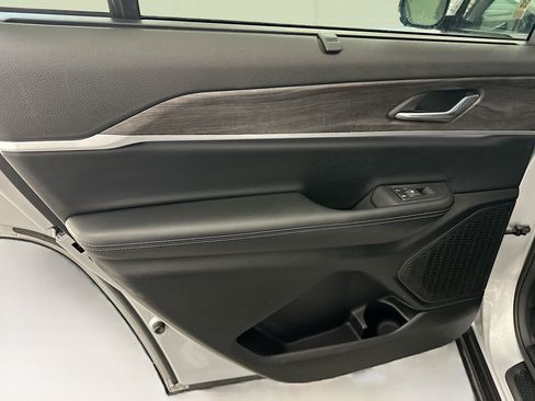 Used 2024 Jeep Grand Cherokee L Limited w/ Luxury Tech Group II image 28