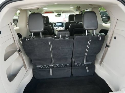 Used 2023 Chrysler Pacifica Touring-L FWD image 6