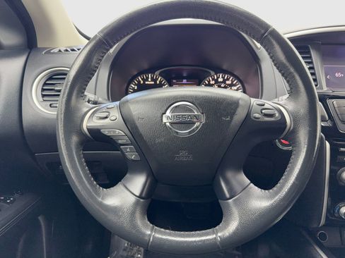 Used 2018 Nissan Pathfinder SV image 19