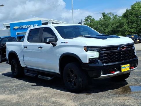 Used 2023 Chevrolet Silverado 1500 ZR2 w/ Technology Package AWD/4WD image 3